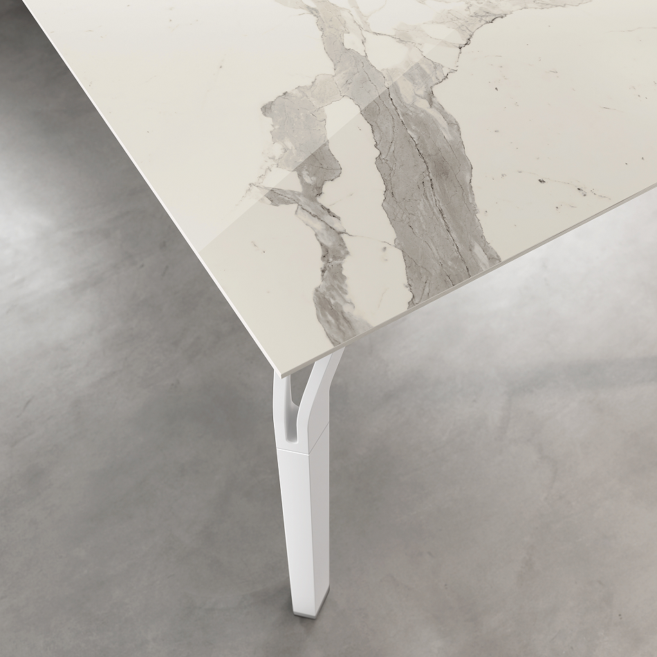 Scrivania Yoga con piano Laminam