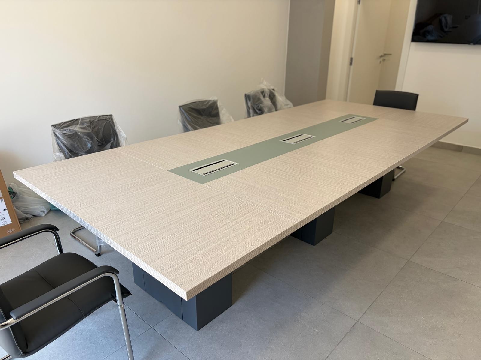 Tavolo riunione con base metallo e top access , serie Go steel