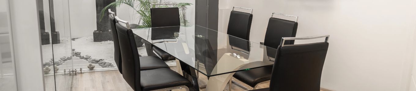 Scrivania in cristallo: eleganza e funzionalità in ufficio