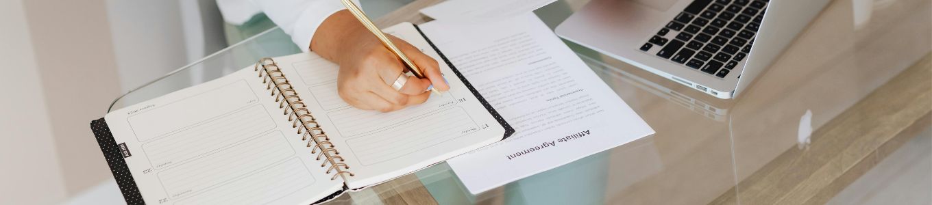 Scrivania in vetro: eleganza e funzionalità per l’ufficio