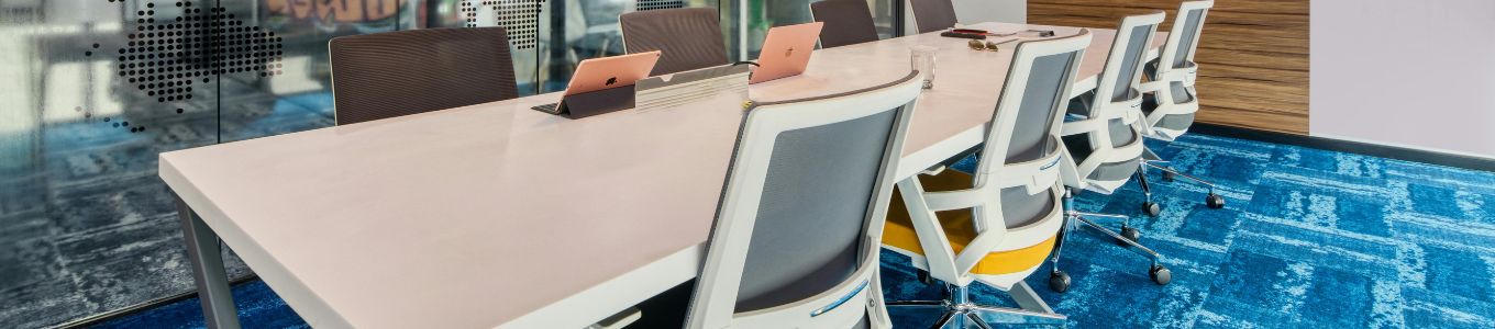 Tavolo per sala riunioni: vetro, legno o marmo?