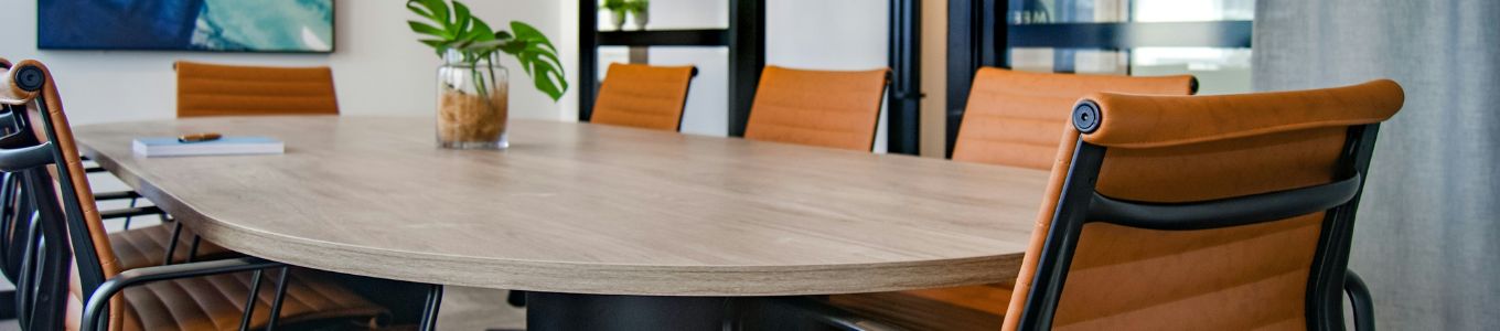 Come scegliere il tavolo riunioni perfetto per la tua sala 